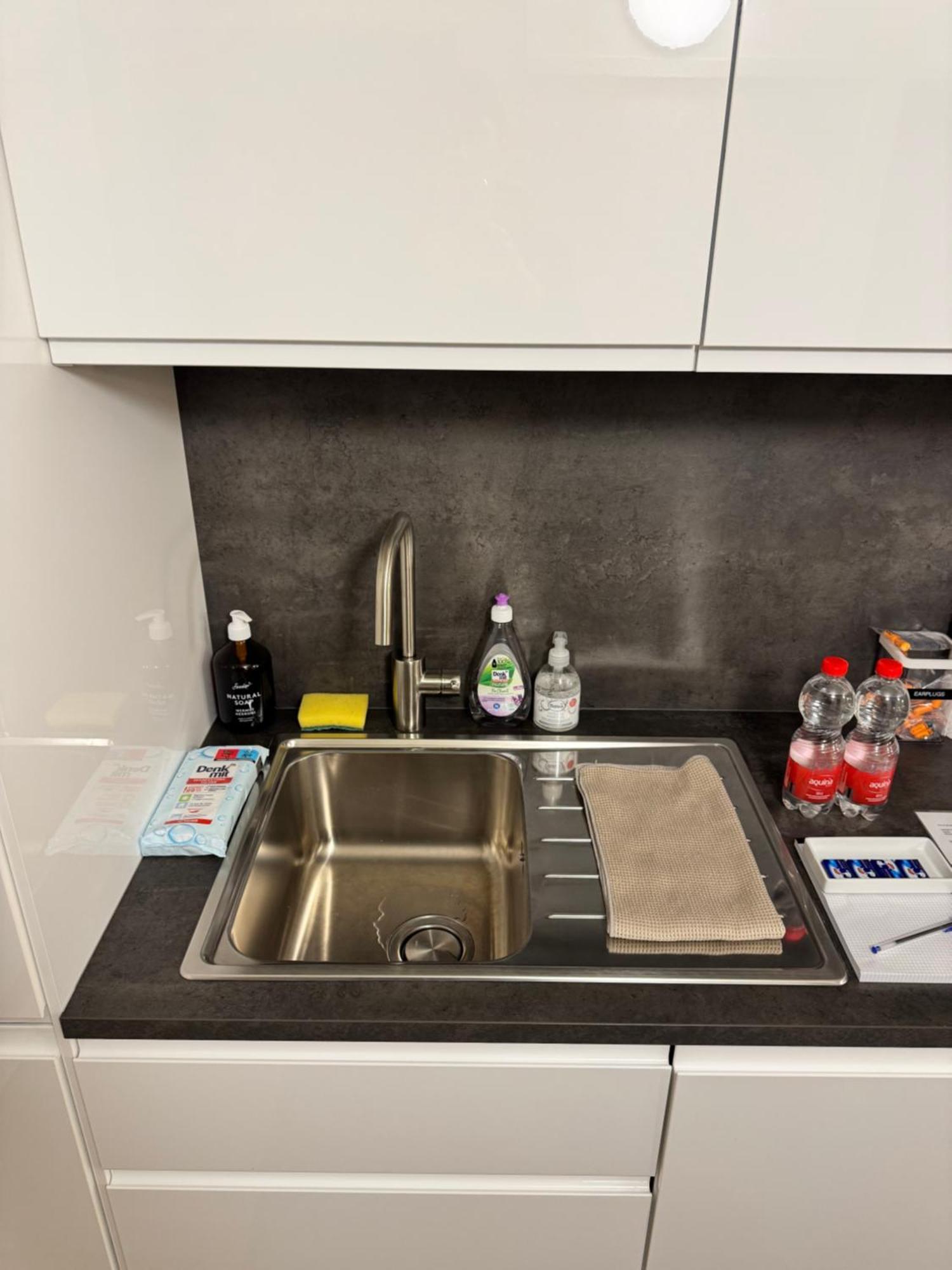 Cozy Center, 4 Bedroom- 120sq, 5min Walk To Main Station Apartment