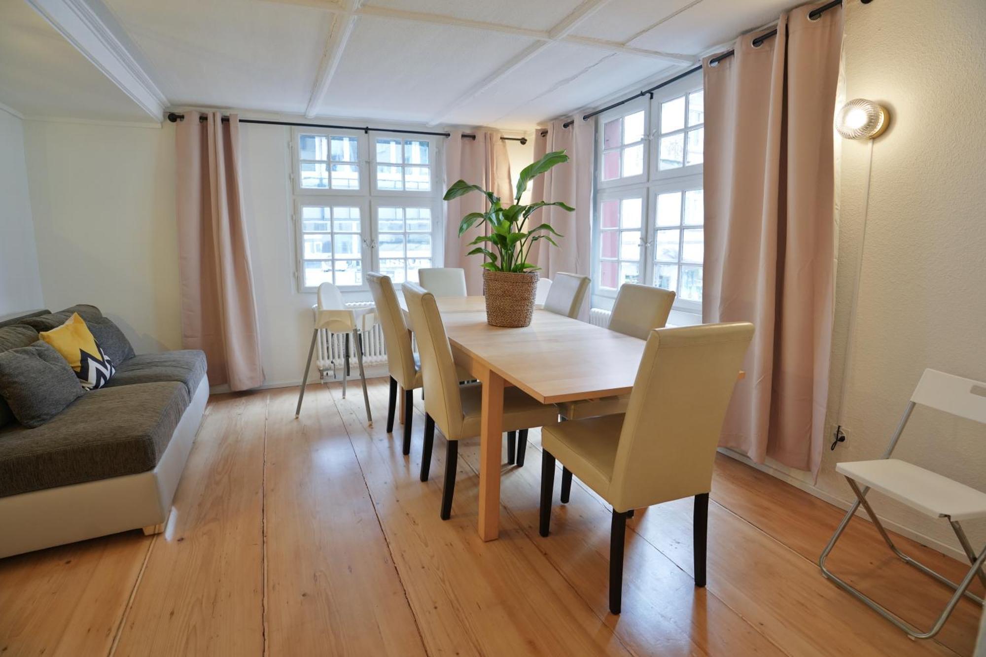 Cozy Center, 4 Bedroom- 120sq, 5min Walk To Main Station *