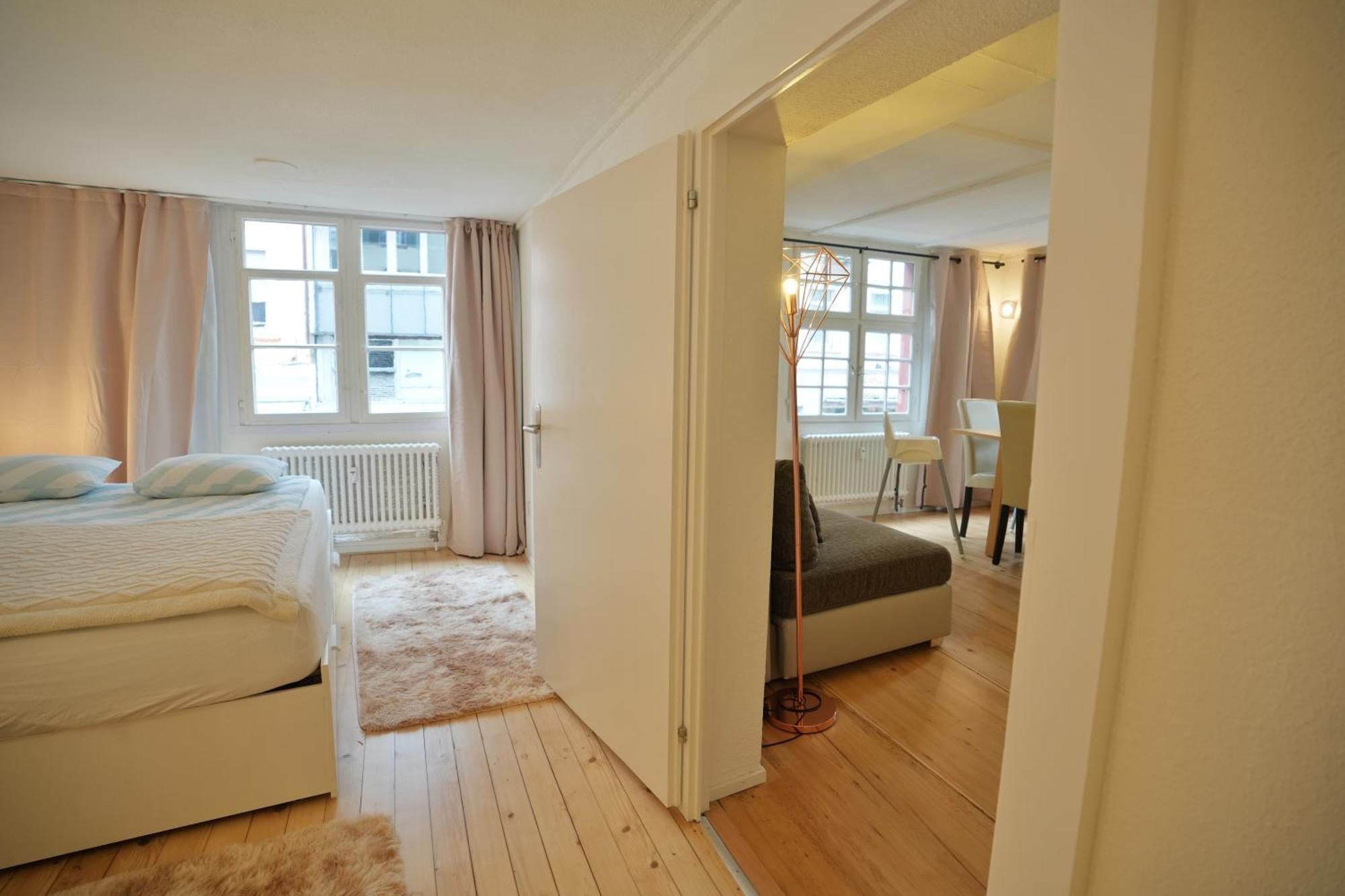 Cozy Center, 4 Bedroom- 120sq, 5min Walk To Main Station