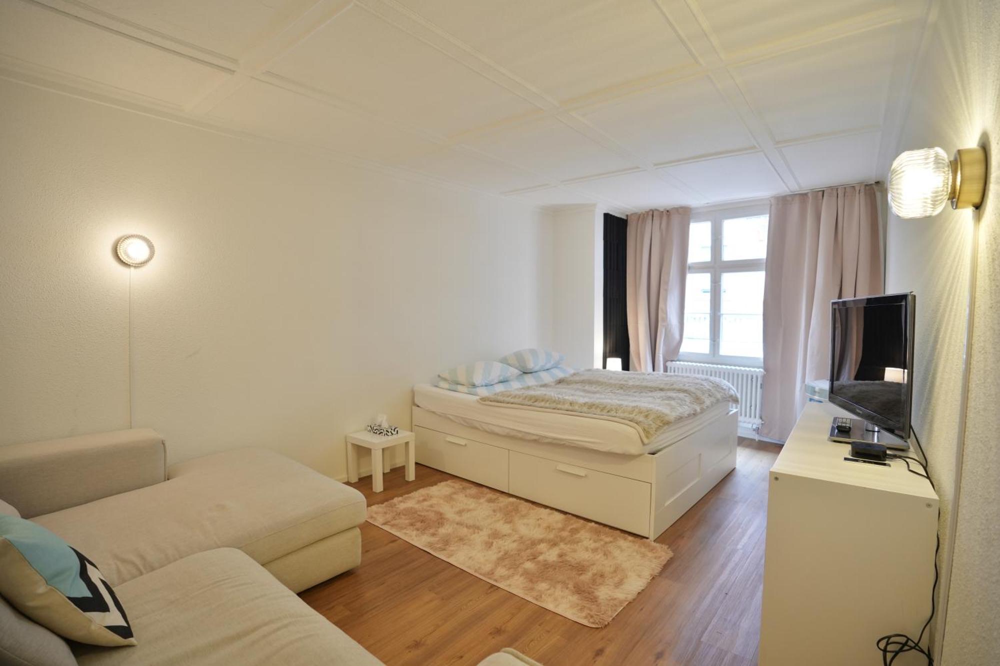 Cozy Center, 4 Bedroom- 120sq, 5min Walk To Main Station *