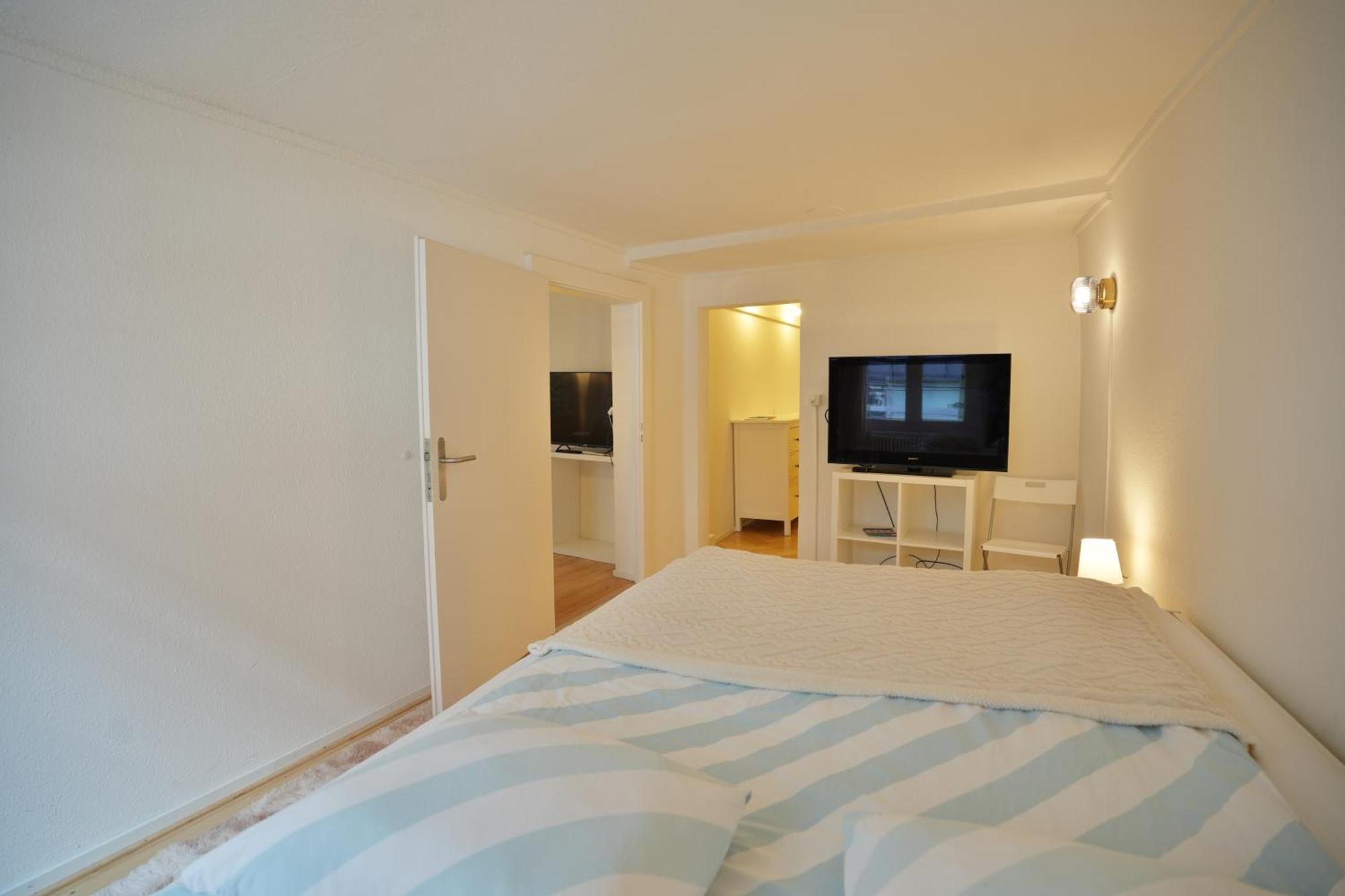 Cozy Center, 4 Bedroom- 120sq, 5min Walk To Main Station * Basel
