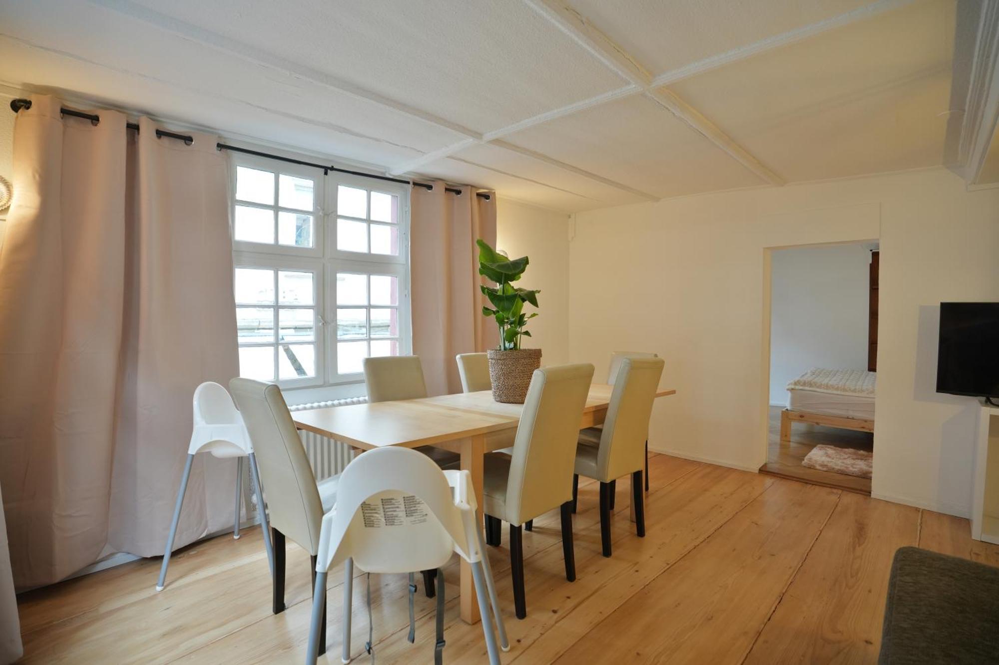 Apartment Cozy Center, 4 Bedroom- 120sq, 5min Walk To Main Station